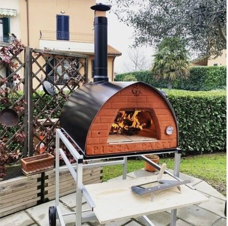 houtgestookte pizza oven in de tuin